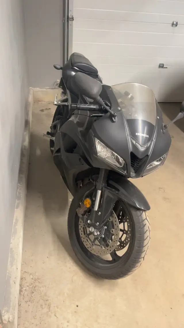 2009 Honda cbr rr in Sport Bikes in Medicine Hat - Image 3
