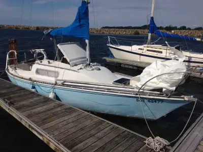 1974 CS 22 Sailboat for sale. - 4 Sails included (Spinnaker, Mainsail, Genoa 120, Jib) - 9.9 Evinrud...