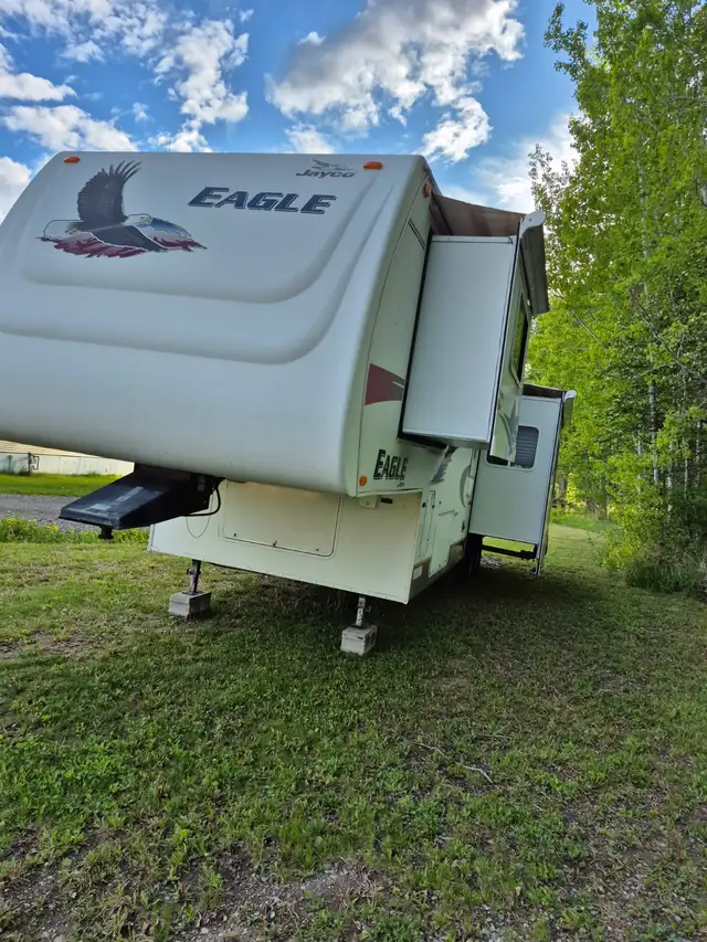 32.3 feet of luxury in this jayco eagle camper in Travel Trailers & Campers in Quesnel - Image 5