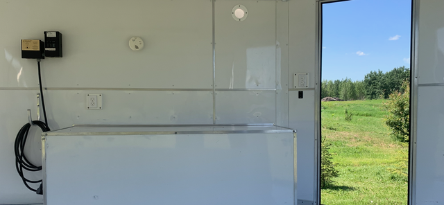 THE ULTIMATE TRAILER! 2006 WELLS CARGO 31' V-NOSE - LIKE NEW! in Cargo & Utility Trailers in Edmonton - Image 12