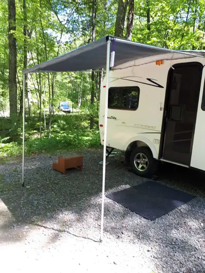 AUVENT DOMETIC 84 pouces largeur par 78 pouces. Pour petite roulotte ou tente-roulotte. Housse blanc...