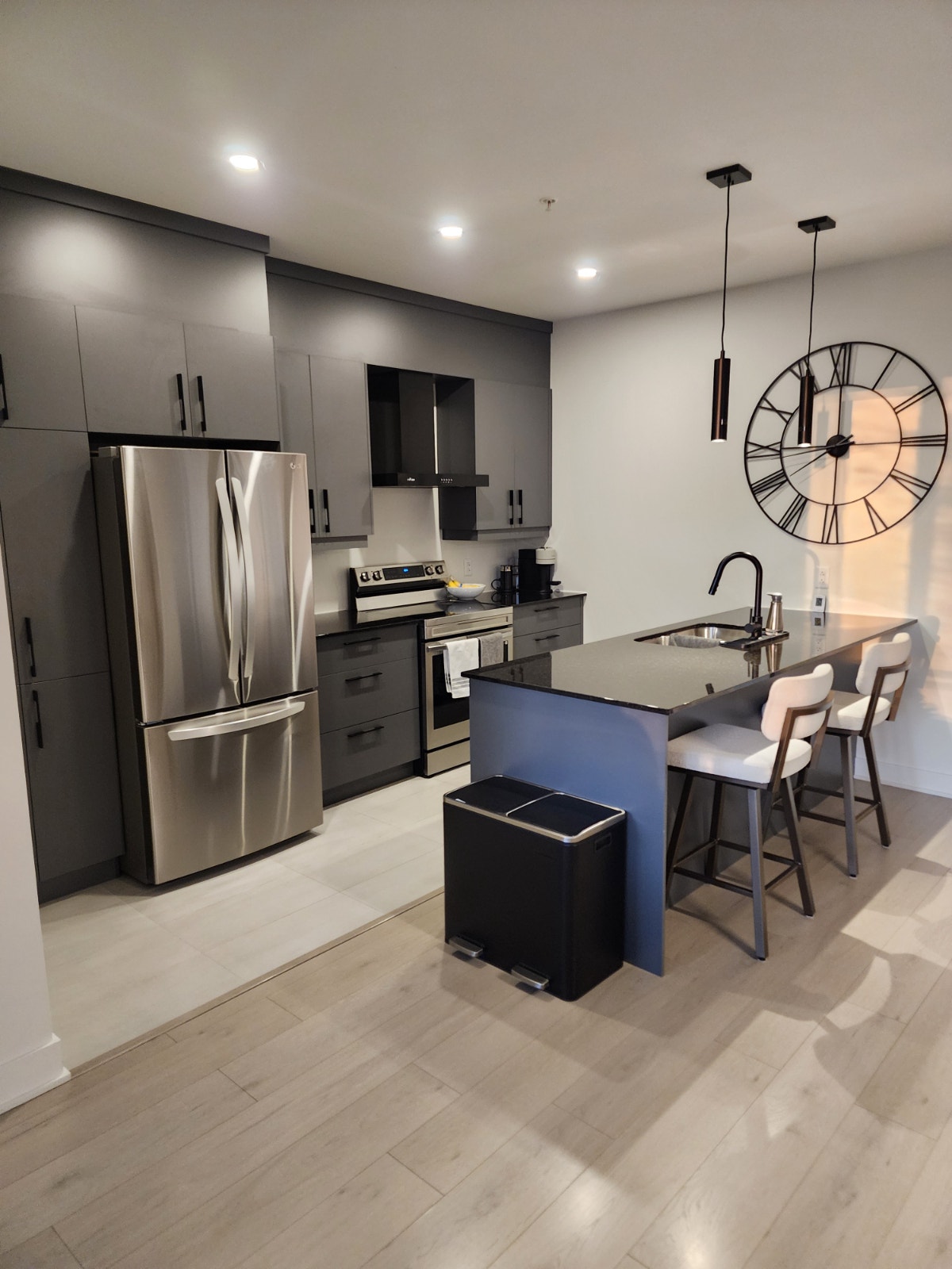 Location Condo 4 1/2, piscine, garage intérieur, ascenseur — photo 3
