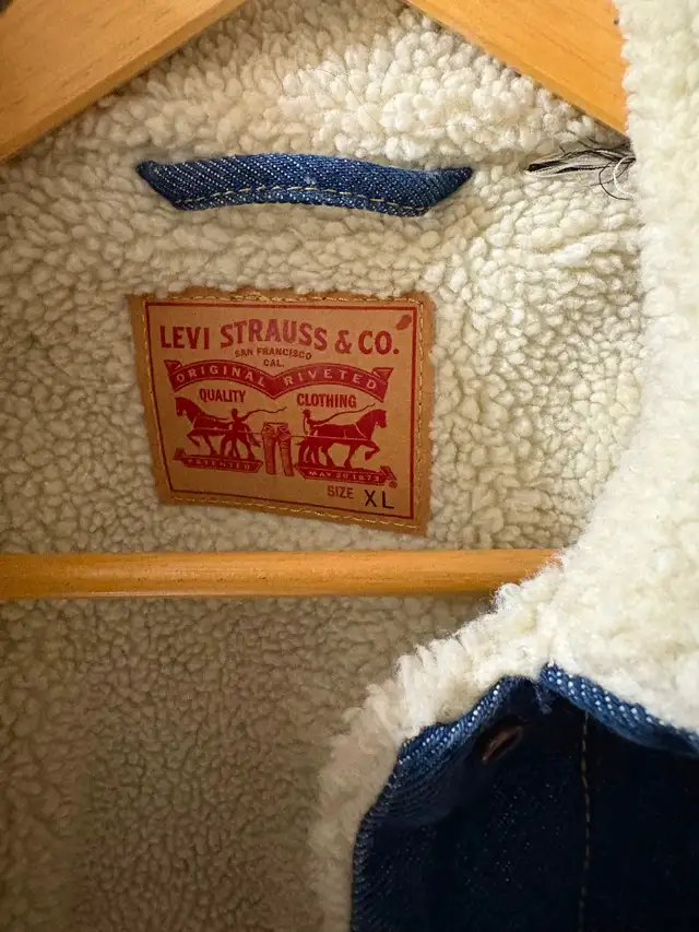 Levi’s Denim Sherpa Trucker Jean Jacket fits womens S/ M in Women's - Tops & Outerwear in Oshawa / Durham Region - Image 4