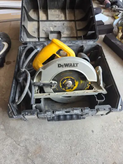 Works perfect, comes with hard case. Make an offer.