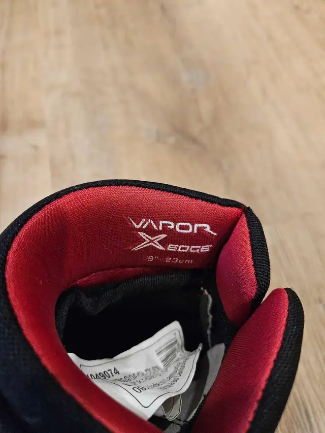Bauer Youth Hockey 9" Gloves x 2 in Hockey in City of Toronto - Image 4