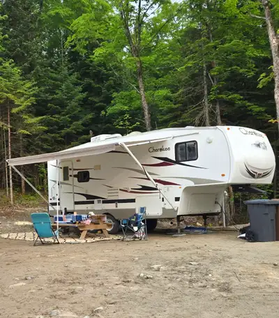 Roulotte fifth wheel Cherooky 2011. 6 500 lbs. Très bon état. Une extention pour table cuisine. Tout...