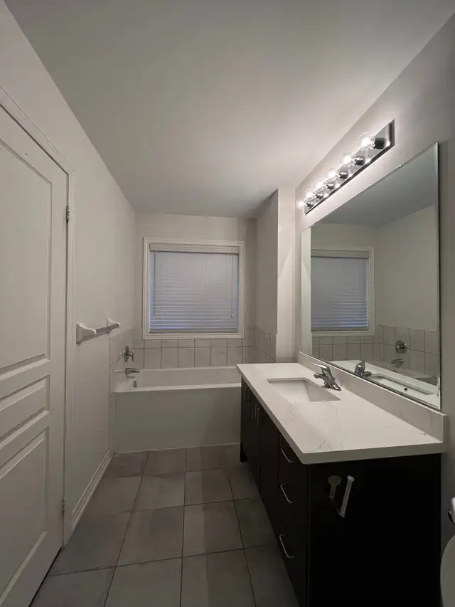 Large master bedroom with independent bathroom for rent in Long Term Rentals in Oakville / Halton Region - Image 5