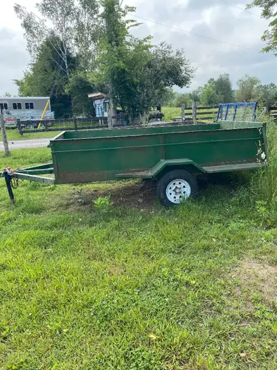 This utility trailer is perfect for hauling your gear. It's in good condition and ready to go to wor...