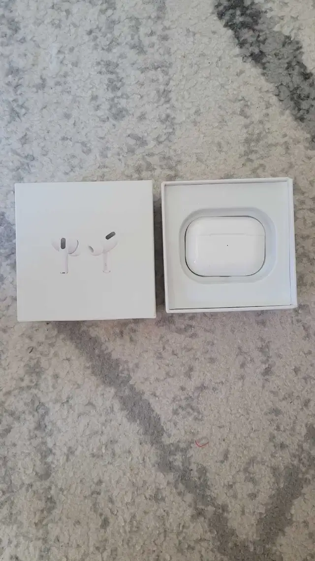 Airpods Pro in Headphones in Oakville / Halton Region - Image 2