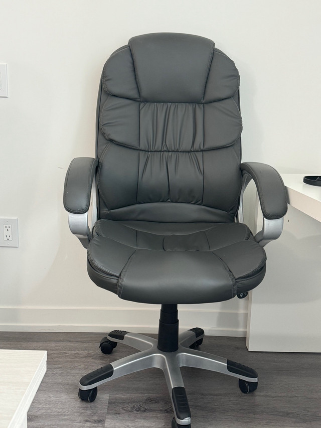 Office chair 6 month old in Chairs & Recliners in City of Toronto