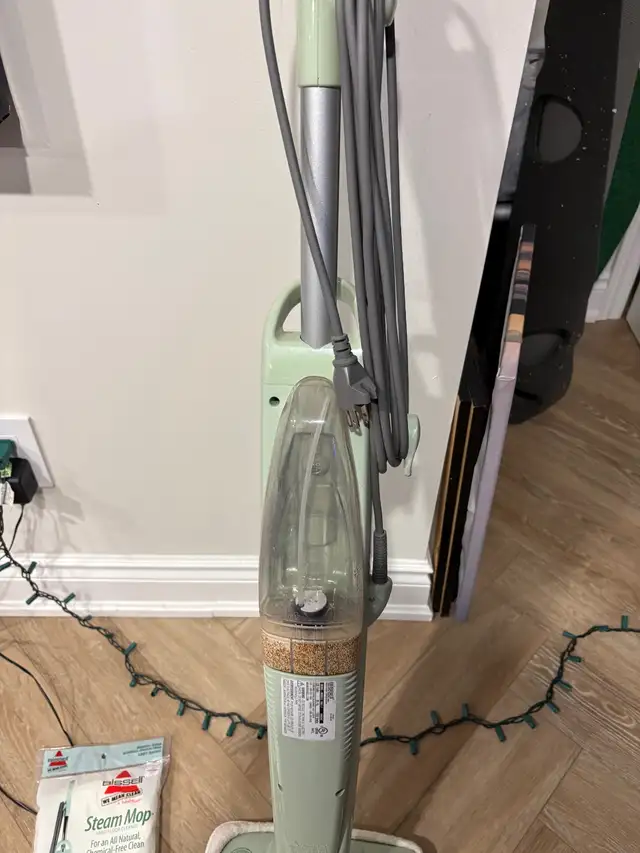 Bissell steam mop and 2 extra pads in Vacuums in Oakville / Halton Region - Image 4