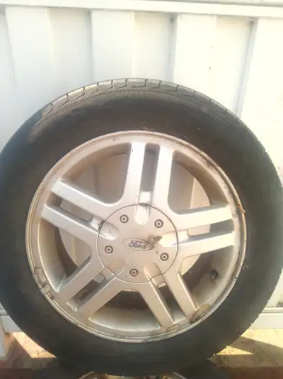 Set de pneu et roue 15 pouce. Bolt pattern de 4 / 108 était sur Ford focus 07… Prix :175$neg .. Pour...