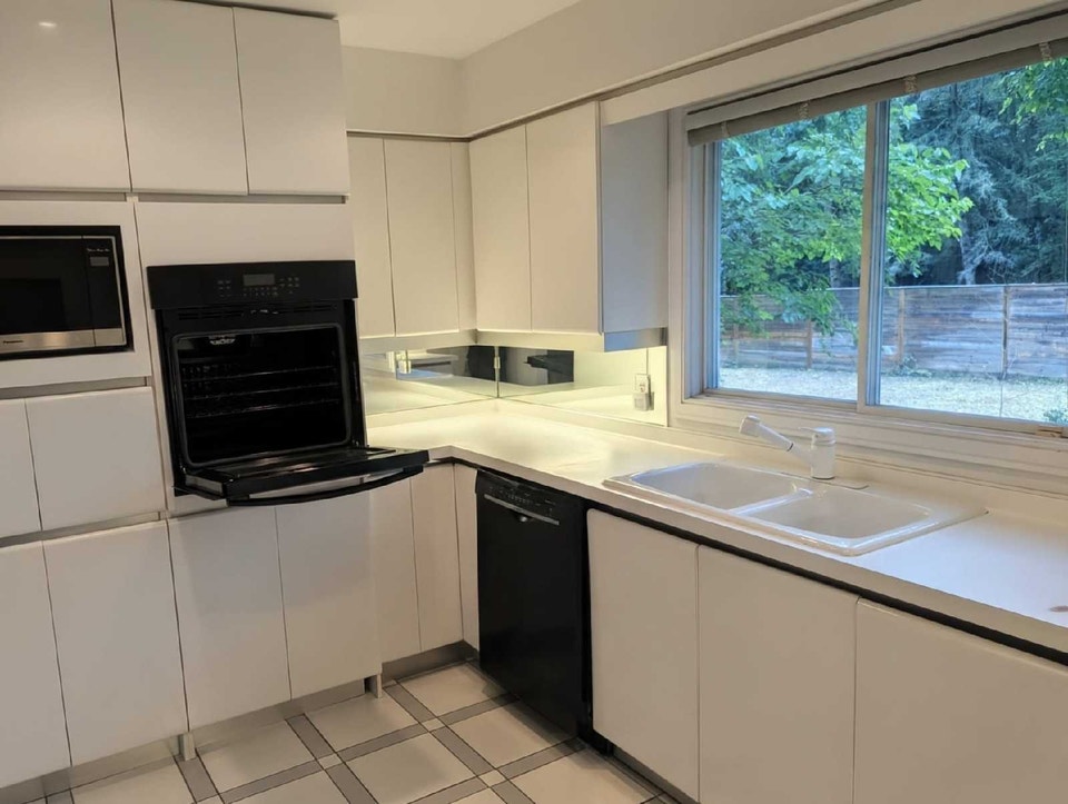 Sun filled 3 bedroom home for Student rental 4