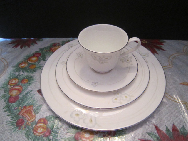 Fine bone china set, MYSTIQUE by Royal Doulton in Arts & Collectibles in Charlottetown