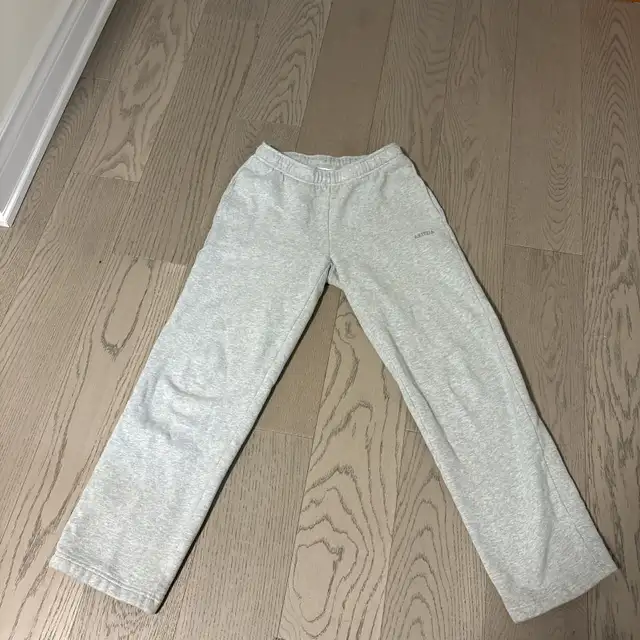 Aritzia Sweatpants in Women's - Bottoms in Markham / York Region - Image 2