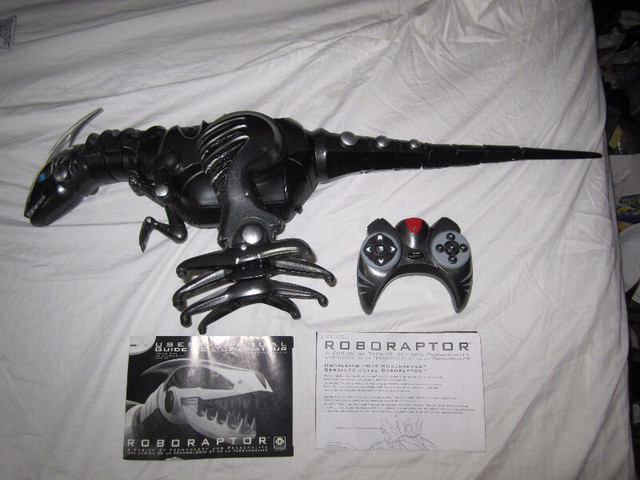 ROBORAPTOR ROBOTIC DINOSAUR WITH REMOTE & USER GUIDE in Arts & Collectibles in Barrie - Image 2