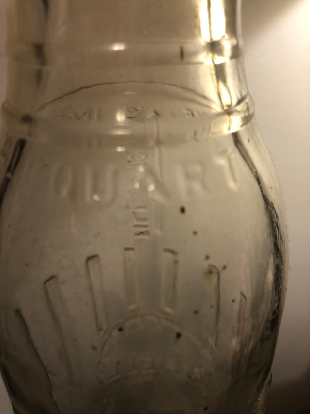 Vintage Shell Motor Oil bottle in Arts & Collectibles in Belleville - Image 4