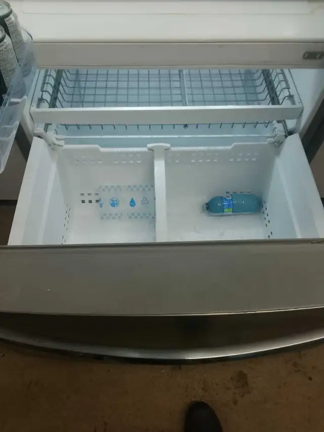 Frigidaire refrigerator 36" in Refrigerators in Kitchener / Waterloo - Image 5