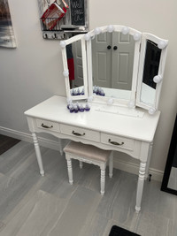 White makeup table with light up mirror. new condition 