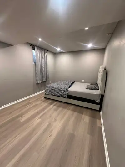 Legal one bedroom basement apt. In Brampton south fletchers. Seprate Living ,kitchen, laundry and pa...