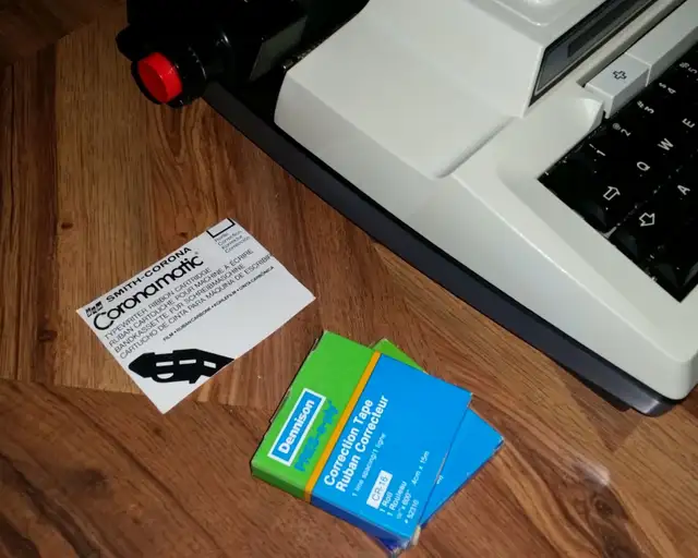 Smith Corona electric typewriter, with original case, cartridges in General Electronics in Owen Sound - Image 5