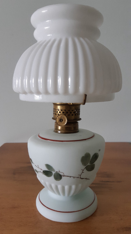 ANTIQUE MINIATURE HAND PAINTED FROSTED MILK GLASS OIL LAMP MINI in Arts & Collectibles in Ottawa - Image 2