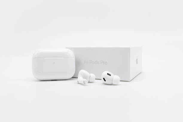 AirPods Pro (2nd generation) with MagSafe Charging Case (USB‑C) in Headphones in City of Toronto - Image 4