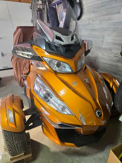 Je vends ma moto spyder d'occasion, un véhicule à trois roues qui offre une expérience de conduite u...