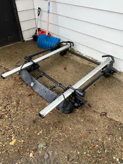 Thule cross bars and foot kit for VW. Not sure what models they fit but they came off of a 2007 Golf...