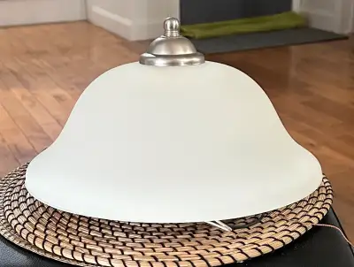 - 2X Plafonniers en nickel brossé et verre givré de 12 3/4’’ À vendre 13$ chaque À 2 ampoules - 60W...
