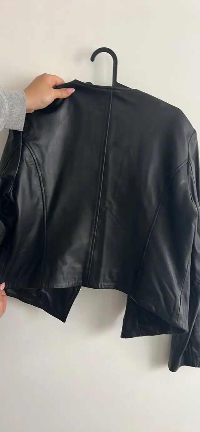 veste cuir / leather  veritable  in Women's - Tops & Outerwear in City of Montréal - Image 4