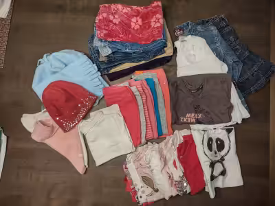10 chandails 1 blouse 1 jupe jean 1 manteau jean 7 leggings 3 pantalons corduroi 3 pantalons jeans 2...