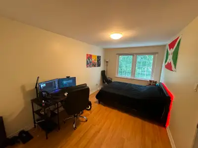 5 Bedroom 3 Bathroom House on Oxford St *Utilities Included*