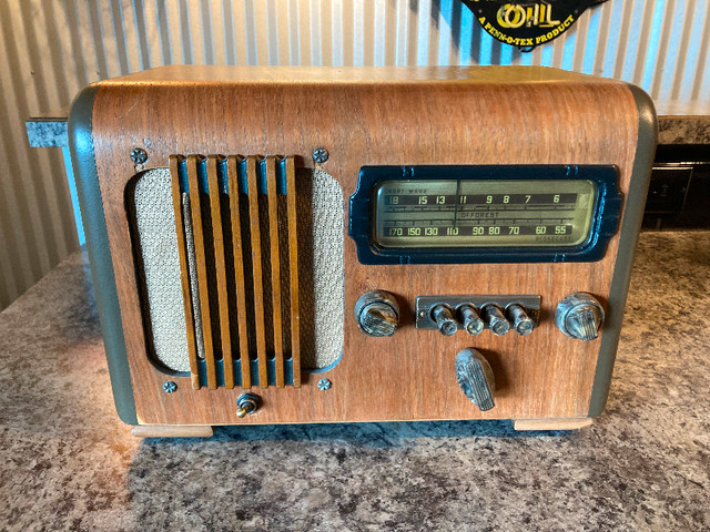 Deforest Antique radio in Arts & Collectibles in Calgary