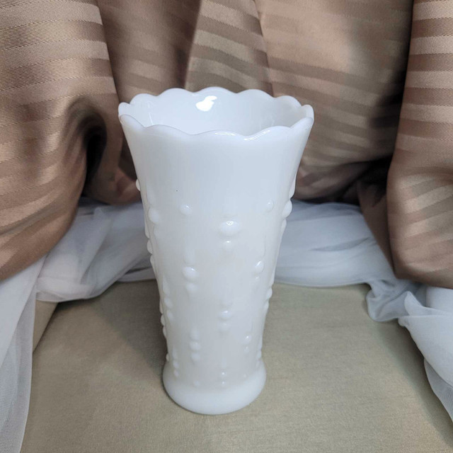 Beautiful Vintage 7" x 4" White Milk Glass Vase Excellent... in Arts & Collectibles in Markham / York Region - Image 2