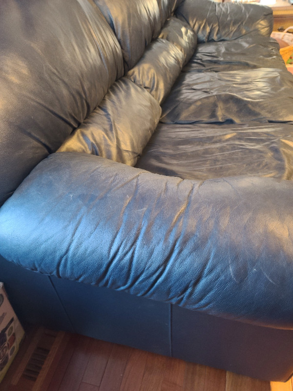 100 % Leather Couch and Loveseat for Sale in Couches & Futons in Winnipeg - Image 2