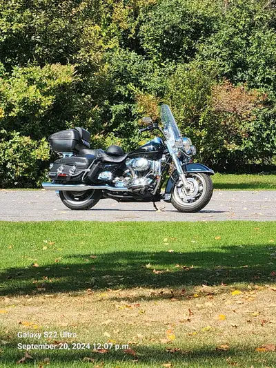 road king classic loaded.nothi g to add.. sounds looks and rides perfect .new tires.factory cruise c...