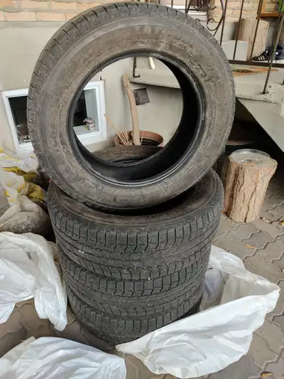 Superbe aubaine, vds 4 pneus hiver Michelin X-ICE latitude 245 60 R18 comme neufs; roulés 3000kms en...