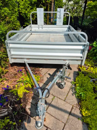 Remorque 5 x 7 pi Stirling Galvalume avec cric, pneus de secours et deux porte-baguages latéraux. Sa...