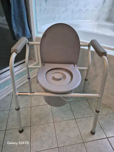 USED PORTABLE COMMODE TOILET SEAT / CHAIR Max weight capacity 300 LB Removable never use bucket and...