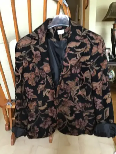 Veston doublé,fond noir, imprimé beige  gr 12 ans  très propre ,, View more