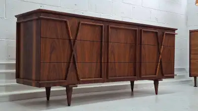 Buffet / commode mid-century en noyer restauré , View more