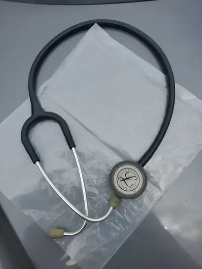 This pre-owned Littmann stethoscope is ready for a new chapter in medical practice, offering reliabl...