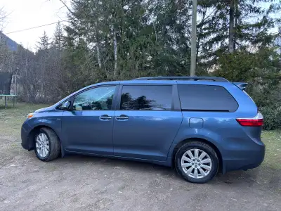 2017 Toyota Sienna AWD Limited 287,000 km Heated seats Heated steering wheel 2 sunroofs Leather seat...