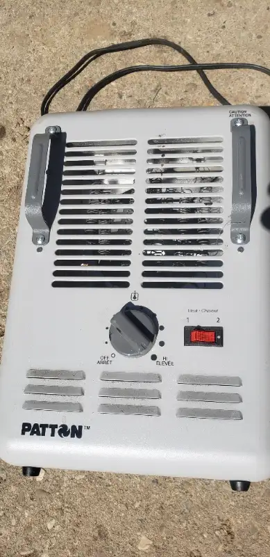 Household electric heater works good in Heaters, Humidifiers & Dehumidifiers in Norfolk County - Image 2
