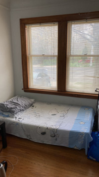 ROOM FOR RENT 2 MINUTES WALKING FROM MCMASTER