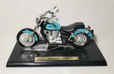 Honda Shadow VT1100C2 Motorcycle 1:10 Scale American Classic Edition Appears to be metal and plastic...
