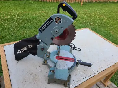 15 Amps Delta mitre saw,works great comes with good 60T blade pickup in Glencoe in town $45.00