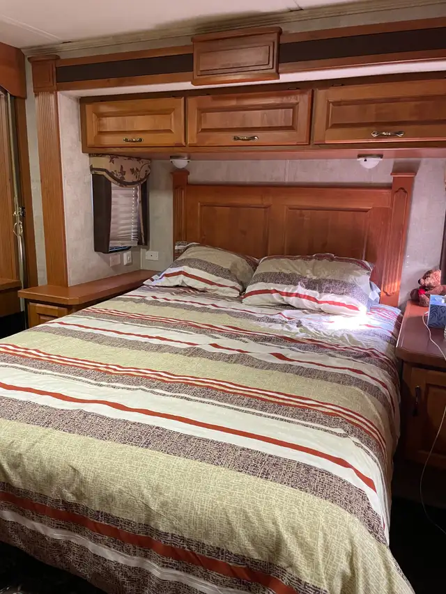 2006 Monaco Kinght PDQ Motorise in RVs & Motorhomes in Sherbrooke - Image 2