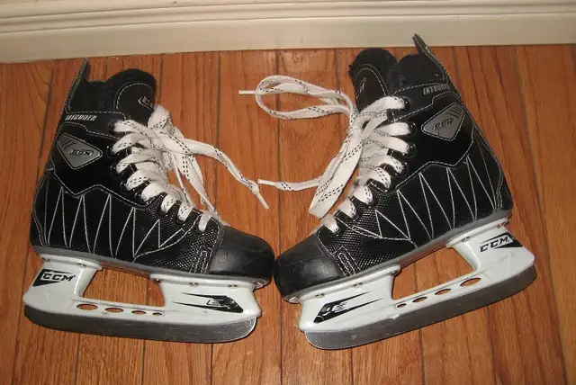 Kids Hockey Ice Skates size Jr.11, Jr12, Jr.12 to 2 Adj/ Helmets in Hockey in City of Toronto - Image 2